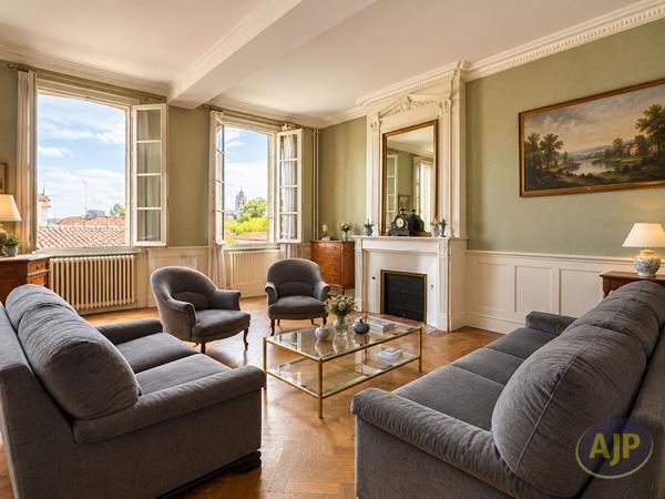 Maison à vendre Saintes - 8 pièces, 275m² avec 5 chambre(s) à 395 000€ - AJP Immobilier Saintes