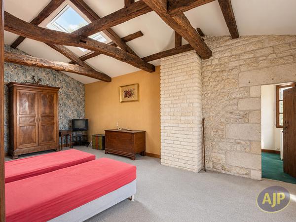 Maison à vendre Saintes - 8 pièces, 275m² avec 5 chambre(s) à 395 000€ - AJP Immobilier Saintes