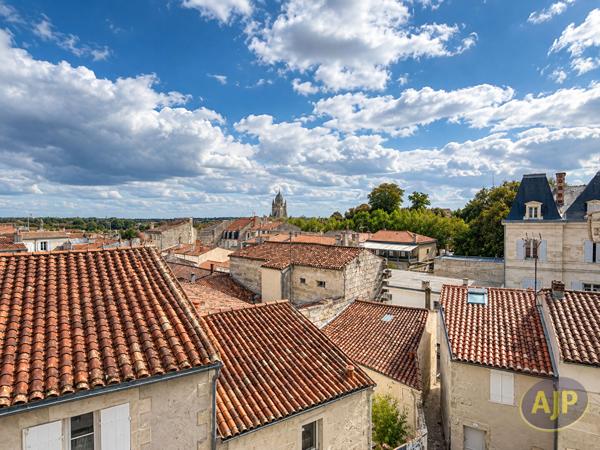 Maison à vendre Saintes - 8 pièces, 275m² avec 5 chambre(s) à 395 000€ - AJP Immobilier Saintes