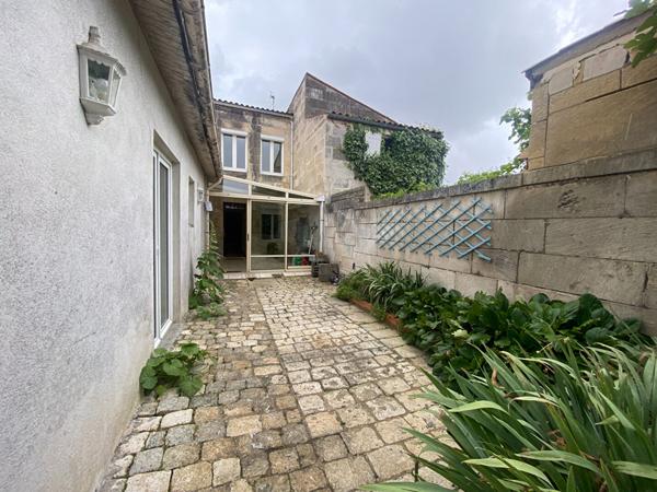 Maison de ville à étage avec jardins et dépendances