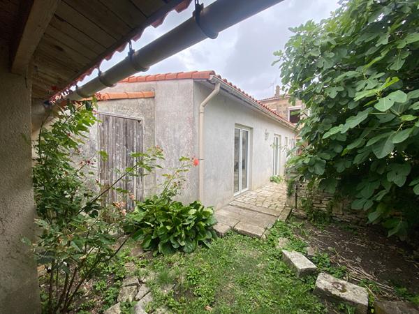 Maison de ville à étage avec jardins et dépendances