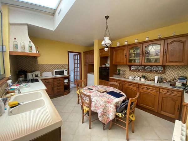 Maison de ville à étage avec jardins et dépendances
