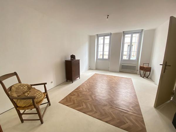 Maison de ville à étage avec jardins et dépendances
