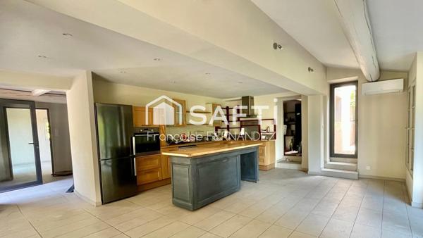 Villa T6 avec piscine, dépendances sur 4700 m² de Terrain