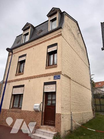 BAISSE DE PRIX IMPORTANTE :
A VENDRE au CROTOY, en centre ville, à proximité du Port, de la pl...