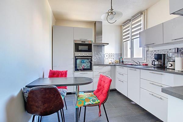 Appartement Vitrolles 4 pièces de 78 m² environ au dernier étage avec ascenseur