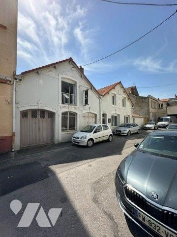 Maison semi-mitoyenne formant un ensemble immobilier mixte rare, composé d'un local professionn...