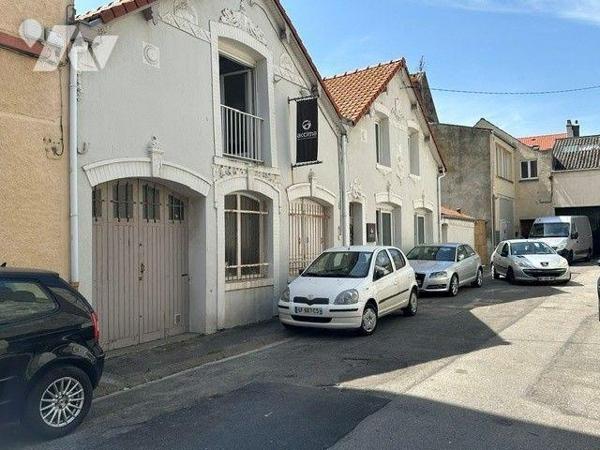 Maison semi-mitoyenne formant un ensemble immobilier mixte rare, composé d'un local professionn...
