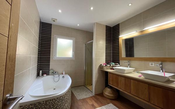 Maison à vendre    6 pièces •  Saint-Julien-en-Born