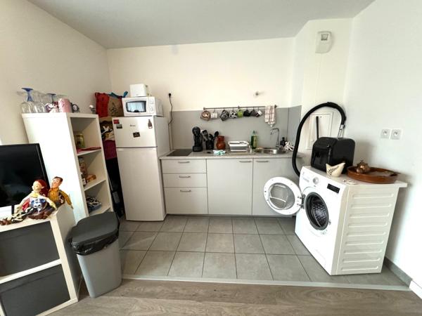 Appartement récent 2 pièces 40m2 + 2 pkgs!!