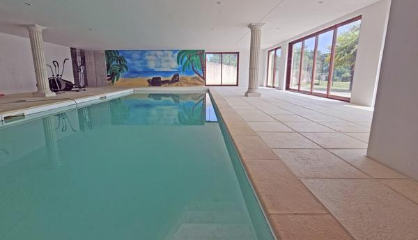 A 40 minutes de Lyon 8, belle villa de 450m² avec piscine intérieure sur 3 224 m² de terrain clos Lyon (69008)