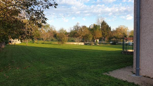 A 40 minutes de Lyon 8, belle villa de 450m² avec piscine intérieure sur 3 224 m² de terrain clos Lyon (69008)