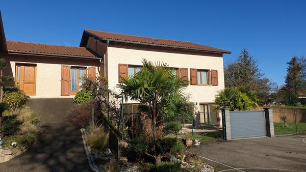 A 40 minutes de Lyon 8, belle villa de 450m² avec piscine intérieure sur 3 224 m² de terrain clos Lyon (69008)