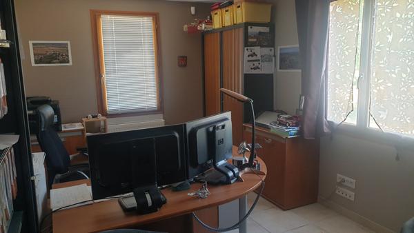 A 40 minutes de Lyon 8, belle villa de 450m² avec piscine intérieure sur 3 224 m² de terrain clos Lyon (69008)