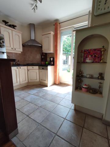 rénovée, pour un couple, conviendra à une personne âgée.