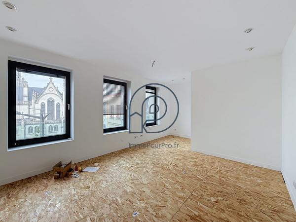Roubaix – Grand Place | Bureaux 181 m² en duplex avec terrasse | À vendre