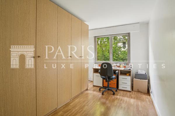 Paris 75019 - Buttes Chaumont - 3 pièces - 2 chambres - 77.16 m² + balcon