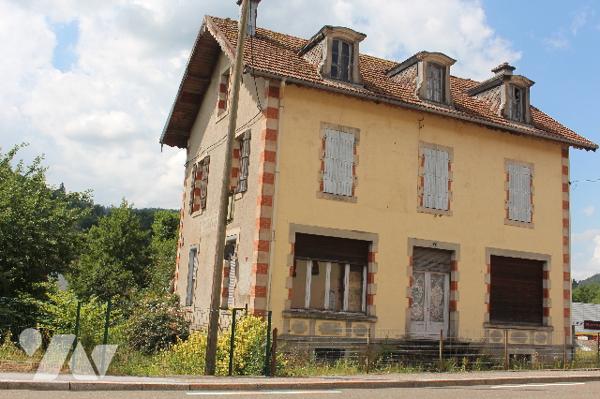 Spacieuse maison d'habitation à rénover avec deux appartements sur un terrain de 1047m².
