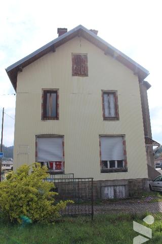 Spacieuse maison d'habitation à rénover avec deux appartements sur un terrain de 1047m².