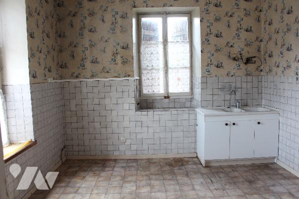 Spacieuse maison d'habitation à rénover avec deux appartements sur un terrain de 1047m².