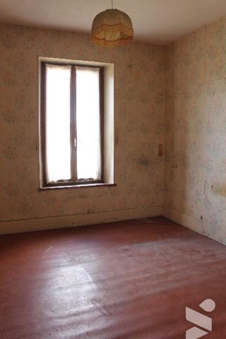 Spacieuse maison d'habitation à rénover avec deux appartements sur un terrain de 1047m².