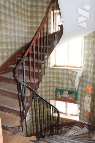 Spacieuse maison d'habitation à rénover avec deux appartements sur un terrain de 1047m².