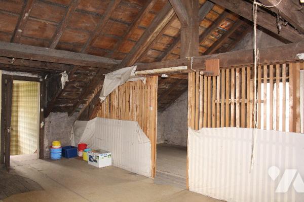 Spacieuse maison d'habitation à rénover avec deux appartements sur un terrain de 1047m².