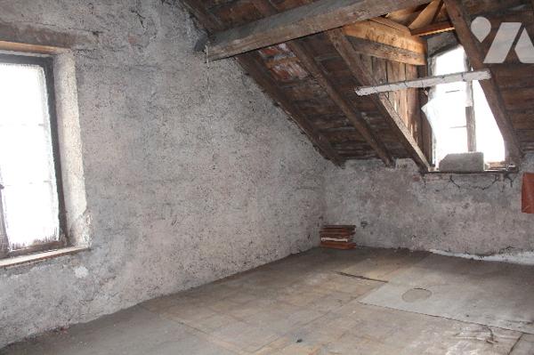 Spacieuse maison d'habitation à rénover avec deux appartements sur un terrain de 1047m².
