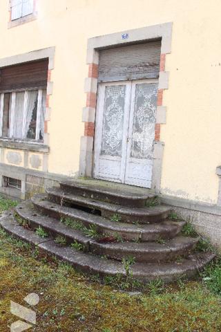 Spacieuse maison d'habitation à rénover avec deux appartements sur un terrain de 1047m².