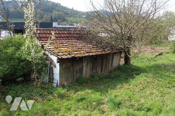 Spacieuse maison d'habitation à rénover avec deux appartements sur un terrain de 1047m².