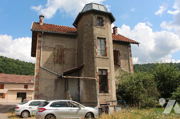 Spacieuse maison d'habitation à rénover avec deux appartements sur un terrain de 1047m².