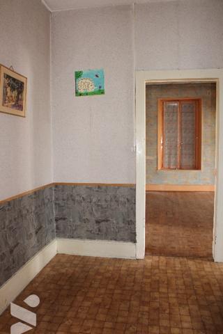 Spacieuse maison d'habitation à rénover avec deux appartements sur un terrain de 1047m².