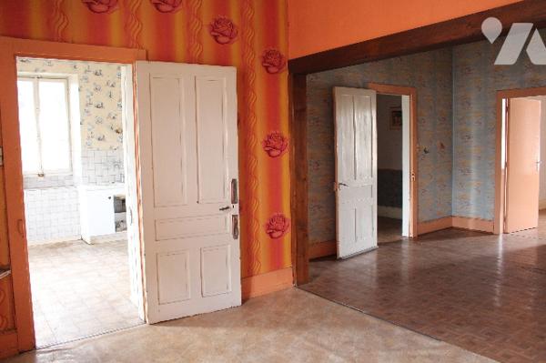 Spacieuse maison d'habitation à rénover avec deux appartements sur un terrain de 1047m².