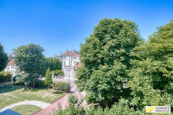 Versailles Rive-Droite Appartement 5 pièces 118 m² 2ème étage avec ascenseur, balcons, cave et parking €749 000 ** - Référence 25533