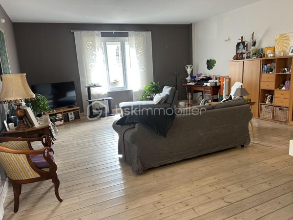 Idéalement située en centre-ville d’Agen, tout en bénéficiant d’un environnement calme et agréable, cette magnifique maison d’environ 200 m² vous séduira par ses volumes généreux, sa luminosité et ses prestations de qualité.

Dès l’entrée, vous découvrirez au rez-de-chaussée un studio indépendant de 40 m² entièrement rénové, comprenant une cuisine équipée et une salle d’eau moderne. Un véritable atout pour accueillir famille et amis, exercer une activité professionnelle ou générer un revenu locatif.

Au premier étage, laissez-vous charmer par une superbe pièce de vie traversante de près de 70 m². Baignée de lumière naturelle, elle accueille une cuisine équipée ouverte sur l’espace salle à manger et le salon, créant un cadre de vie convivial et chaleureux, idéal pour recevoir.

Le deuxième étage est dédié à l’espace nuit et comprend une suite parentale avec sa salle d’eau privative, deux autres chambres d’environ 12 m² chacune, ainsi qu’une seconde salle d’eau indépendante.

Cette maison allie parfaitement confort, fonctionnalité et emplacement privilégié, à deux pas des commerces, écoles, services et animations du centre-ville.

Un garage d’environ 20 m² avec porte motorisée complète ce niveau, offrant un stationnement sécurisé ainsi qu’un espace de rangement appréciable.

Un bien rare sur le secteur, à découvrir sans tarder !