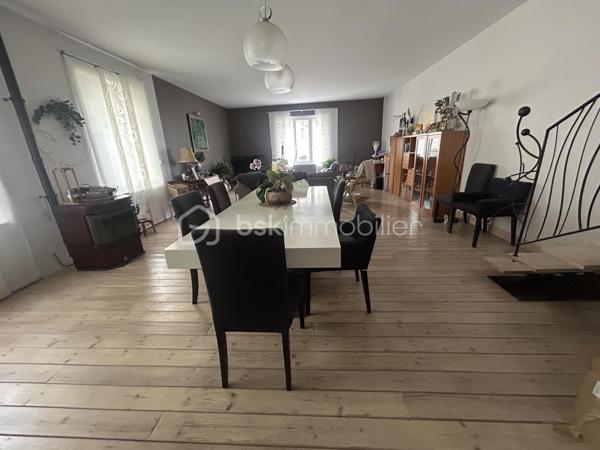 Idéalement située en centre-ville d’Agen, tout en bénéficiant d’un environnement calme et agréable, cette magnifique maison d’environ 200 m² vous séduira par ses volumes généreux, sa luminosité et ses prestations de qualité.

Dès l’entrée, vous découvrirez au rez-de-chaussée un studio indépendant de 40 m² entièrement rénové, comprenant une cuisine équipée et une salle d’eau moderne. Un véritable atout pour accueillir famille et amis, exercer une activité professionnelle ou générer un revenu locatif.

Au premier étage, laissez-vous charmer par une superbe pièce de vie traversante de près de 70 m². Baignée de lumière naturelle, elle accueille une cuisine équipée ouverte sur l’espace salle à manger et le salon, créant un cadre de vie convivial et chaleureux, idéal pour recevoir.

Le deuxième étage est dédié à l’espace nuit et comprend une suite parentale avec sa salle d’eau privative, deux autres chambres d’environ 12 m² chacune, ainsi qu’une seconde salle d’eau indépendante.

Cette maison allie parfaitement confort, fonctionnalité et emplacement privilégié, à deux pas des commerces, écoles, services et animations du centre-ville.

Un garage d’environ 20 m² avec porte motorisée complète ce niveau, offrant un stationnement sécurisé ainsi qu’un espace de rangement appréciable.

Un bien rare sur le secteur, à découvrir sans tarder !