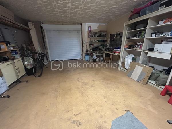 Idéalement située en centre-ville d’Agen, tout en bénéficiant d’un environnement calme et agréable, cette magnifique maison d’environ 200 m² vous séduira par ses volumes généreux, sa luminosité et ses prestations de qualité.

Dès l’entrée, vous découvrirez au rez-de-chaussée un studio indépendant de 40 m² entièrement rénové, comprenant une cuisine équipée et une salle d’eau moderne. Un véritable atout pour accueillir famille et amis, exercer une activité professionnelle ou générer un revenu locatif.

Au premier étage, laissez-vous charmer par une superbe pièce de vie traversante de près de 70 m². Baignée de lumière naturelle, elle accueille une cuisine équipée ouverte sur l’espace salle à manger et le salon, créant un cadre de vie convivial et chaleureux, idéal pour recevoir.

Le deuxième étage est dédié à l’espace nuit et comprend une suite parentale avec sa salle d’eau privative, deux autres chambres d’environ 12 m² chacune, ainsi qu’une seconde salle d’eau indépendante.

Cette maison allie parfaitement confort, fonctionnalité et emplacement privilégié, à deux pas des commerces, écoles, services et animations du centre-ville.

Un garage d’environ 20 m² avec porte motorisée complète ce niveau, offrant un stationnement sécurisé ainsi qu’un espace de rangement appréciable.

Un bien rare sur le secteur, à découvrir sans tarder !