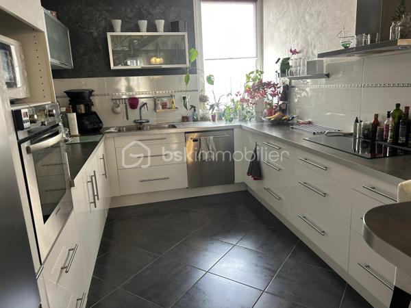 Idéalement située en centre-ville d’Agen, tout en bénéficiant d’un environnement calme et agréable, cette magnifique maison d’environ 200 m² vous séduira par ses volumes généreux, sa luminosité et ses prestations de qualité.

Dès l’entrée, vous découvrirez au rez-de-chaussée un studio indépendant de 40 m² entièrement rénové, comprenant une cuisine équipée et une salle d’eau moderne. Un véritable atout pour accueillir famille et amis, exercer une activité professionnelle ou générer un revenu locatif.

Au premier étage, laissez-vous charmer par une superbe pièce de vie traversante de près de 70 m². Baignée de lumière naturelle, elle accueille une cuisine équipée ouverte sur l’espace salle à manger et le salon, créant un cadre de vie convivial et chaleureux, idéal pour recevoir.

Le deuxième étage est dédié à l’espace nuit et comprend une suite parentale avec sa salle d’eau privative, deux autres chambres d’environ 12 m² chacune, ainsi qu’une seconde salle d’eau indépendante.

Cette maison allie parfaitement confort, fonctionnalité et emplacement privilégié, à deux pas des commerces, écoles, services et animations du centre-ville.

Un garage d’environ 20 m² avec porte motorisée complète ce niveau, offrant un stationnement sécurisé ainsi qu’un espace de rangement appréciable.

Un bien rare sur le secteur, à découvrir sans tarder !
