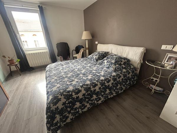 Idéalement située en centre-ville d’Agen, tout en bénéficiant d’un environnement calme et agréable, cette magnifique maison d’environ 200 m² vous séduira par ses volumes généreux, sa luminosité et ses prestations de qualité.

Dès l’entrée, vous découvrirez au rez-de-chaussée un studio indépendant de 40 m² entièrement rénové, comprenant une cuisine équipée et une salle d’eau moderne. Un véritable atout pour accueillir famille et amis, exercer une activité professionnelle ou générer un revenu locatif.

Au premier étage, laissez-vous charmer par une superbe pièce de vie traversante de près de 70 m². Baignée de lumière naturelle, elle accueille une cuisine équipée ouverte sur l’espace salle à manger et le salon, créant un cadre de vie convivial et chaleureux, idéal pour recevoir.

Le deuxième étage est dédié à l’espace nuit et comprend une suite parentale avec sa salle d’eau privative, deux autres chambres d’environ 12 m² chacune, ainsi qu’une seconde salle d’eau indépendante.

Cette maison allie parfaitement confort, fonctionnalité et emplacement privilégié, à deux pas des commerces, écoles, services et animations du centre-ville.

Un garage d’environ 20 m² avec porte motorisée complète ce niveau, offrant un stationnement sécurisé ainsi qu’un espace de rangement appréciable.

Un bien rare sur le secteur, à découvrir sans tarder !