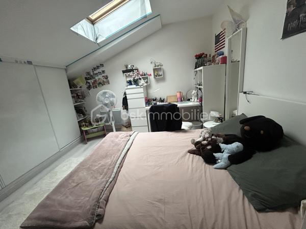Idéalement située en centre-ville d’Agen, tout en bénéficiant d’un environnement calme et agréable, cette magnifique maison d’environ 200 m² vous séduira par ses volumes généreux, sa luminosité et ses prestations de qualité.

Dès l’entrée, vous découvrirez au rez-de-chaussée un studio indépendant de 40 m² entièrement rénové, comprenant une cuisine équipée et une salle d’eau moderne. Un véritable atout pour accueillir famille et amis, exercer une activité professionnelle ou générer un revenu locatif.

Au premier étage, laissez-vous charmer par une superbe pièce de vie traversante de près de 70 m². Baignée de lumière naturelle, elle accueille une cuisine équipée ouverte sur l’espace salle à manger et le salon, créant un cadre de vie convivial et chaleureux, idéal pour recevoir.

Le deuxième étage est dédié à l’espace nuit et comprend une suite parentale avec sa salle d’eau privative, deux autres chambres d’environ 12 m² chacune, ainsi qu’une seconde salle d’eau indépendante.

Cette maison allie parfaitement confort, fonctionnalité et emplacement privilégié, à deux pas des commerces, écoles, services et animations du centre-ville.

Un garage d’environ 20 m² avec porte motorisée complète ce niveau, offrant un stationnement sécurisé ainsi qu’un espace de rangement appréciable.

Un bien rare sur le secteur, à découvrir sans tarder !