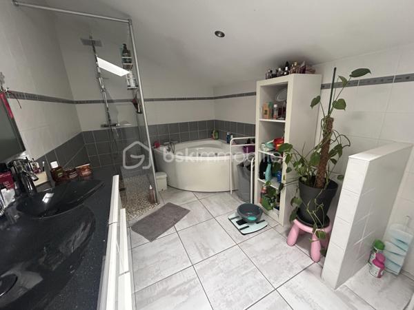 Idéalement située en centre-ville d’Agen, tout en bénéficiant d’un environnement calme et agréable, cette magnifique maison d’environ 200 m² vous séduira par ses volumes généreux, sa luminosité et ses prestations de qualité.

Dès l’entrée, vous découvrirez au rez-de-chaussée un studio indépendant de 40 m² entièrement rénové, comprenant une cuisine équipée et une salle d’eau moderne. Un véritable atout pour accueillir famille et amis, exercer une activité professionnelle ou générer un revenu locatif.

Au premier étage, laissez-vous charmer par une superbe pièce de vie traversante de près de 70 m². Baignée de lumière naturelle, elle accueille une cuisine équipée ouverte sur l’espace salle à manger et le salon, créant un cadre de vie convivial et chaleureux, idéal pour recevoir.

Le deuxième étage est dédié à l’espace nuit et comprend une suite parentale avec sa salle d’eau privative, deux autres chambres d’environ 12 m² chacune, ainsi qu’une seconde salle d’eau indépendante.

Cette maison allie parfaitement confort, fonctionnalité et emplacement privilégié, à deux pas des commerces, écoles, services et animations du centre-ville.

Un garage d’environ 20 m² avec porte motorisée complète ce niveau, offrant un stationnement sécurisé ainsi qu’un espace de rangement appréciable.

Un bien rare sur le secteur, à découvrir sans tarder !