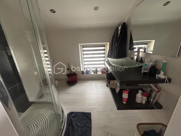 Idéalement située en centre-ville d’Agen, tout en bénéficiant d’un environnement calme et agréable, cette magnifique maison d’environ 200 m² vous séduira par ses volumes généreux, sa luminosité et ses prestations de qualité.

Dès l’entrée, vous découvrirez au rez-de-chaussée un studio indépendant de 40 m² entièrement rénové, comprenant une cuisine équipée et une salle d’eau moderne. Un véritable atout pour accueillir famille et amis, exercer une activité professionnelle ou générer un revenu locatif.

Au premier étage, laissez-vous charmer par une superbe pièce de vie traversante de près de 70 m². Baignée de lumière naturelle, elle accueille une cuisine équipée ouverte sur l’espace salle à manger et le salon, créant un cadre de vie convivial et chaleureux, idéal pour recevoir.

Le deuxième étage est dédié à l’espace nuit et comprend une suite parentale avec sa salle d’eau privative, deux autres chambres d’environ 12 m² chacune, ainsi qu’une seconde salle d’eau indépendante.

Cette maison allie parfaitement confort, fonctionnalité et emplacement privilégié, à deux pas des commerces, écoles, services et animations du centre-ville.

Un garage d’environ 20 m² avec porte motorisée complète ce niveau, offrant un stationnement sécurisé ainsi qu’un espace de rangement appréciable.

Un bien rare sur le secteur, à découvrir sans tarder !
