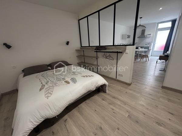 Idéalement située en centre-ville d’Agen, tout en bénéficiant d’un environnement calme et agréable, cette magnifique maison d’environ 200 m² vous séduira par ses volumes généreux, sa luminosité et ses prestations de qualité.

Dès l’entrée, vous découvrirez au rez-de-chaussée un studio indépendant de 40 m² entièrement rénové, comprenant une cuisine équipée et une salle d’eau moderne. Un véritable atout pour accueillir famille et amis, exercer une activité professionnelle ou générer un revenu locatif.

Au premier étage, laissez-vous charmer par une superbe pièce de vie traversante de près de 70 m². Baignée de lumière naturelle, elle accueille une cuisine équipée ouverte sur l’espace salle à manger et le salon, créant un cadre de vie convivial et chaleureux, idéal pour recevoir.

Le deuxième étage est dédié à l’espace nuit et comprend une suite parentale avec sa salle d’eau privative, deux autres chambres d’environ 12 m² chacune, ainsi qu’une seconde salle d’eau indépendante.

Cette maison allie parfaitement confort, fonctionnalité et emplacement privilégié, à deux pas des commerces, écoles, services et animations du centre-ville.

Un garage d’environ 20 m² avec porte motorisée complète ce niveau, offrant un stationnement sécurisé ainsi qu’un espace de rangement appréciable.

Un bien rare sur le secteur, à découvrir sans tarder !