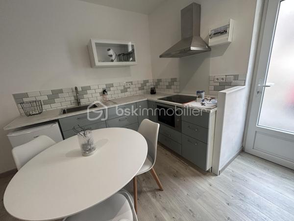 Idéalement située en centre-ville d’Agen, tout en bénéficiant d’un environnement calme et agréable, cette magnifique maison d’environ 200 m² vous séduira par ses volumes généreux, sa luminosité et ses prestations de qualité.

Dès l’entrée, vous découvrirez au rez-de-chaussée un studio indépendant de 40 m² entièrement rénové, comprenant une cuisine équipée et une salle d’eau moderne. Un véritable atout pour accueillir famille et amis, exercer une activité professionnelle ou générer un revenu locatif.

Au premier étage, laissez-vous charmer par une superbe pièce de vie traversante de près de 70 m². Baignée de lumière naturelle, elle accueille une cuisine équipée ouverte sur l’espace salle à manger et le salon, créant un cadre de vie convivial et chaleureux, idéal pour recevoir.

Le deuxième étage est dédié à l’espace nuit et comprend une suite parentale avec sa salle d’eau privative, deux autres chambres d’environ 12 m² chacune, ainsi qu’une seconde salle d’eau indépendante.

Cette maison allie parfaitement confort, fonctionnalité et emplacement privilégié, à deux pas des commerces, écoles, services et animations du centre-ville.

Un garage d’environ 20 m² avec porte motorisée complète ce niveau, offrant un stationnement sécurisé ainsi qu’un espace de rangement appréciable.

Un bien rare sur le secteur, à découvrir sans tarder !