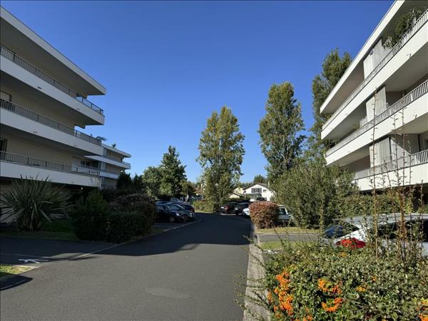 Appartement à louer 982 € CC EYSINES 3 p 84 m² DPE C