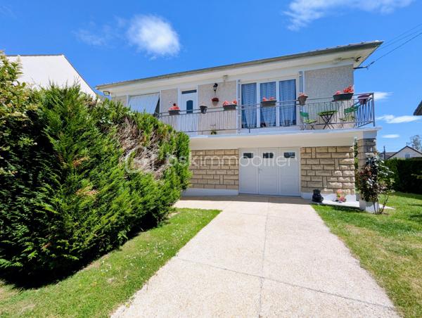 Dans le quartier prisé de l'Archevêché, venez découvrir cette charmante maison individuelle de 108m², édifiée sur une parcelle de 459m² très ensoleillée.

Au rez-de-chaussée, vous disposerez d'une chambre avec WC, d'une grande buanderie fonctionnelle et d'un vaste garage carrelé.
À l'étage, l'entrée vous guide vers une magnifique cuisine équipée et un séjour baigné de lumière. L'espace nuit se compose de deux grandes chambres supplémentaires, d'une salle d'eau et d'un WC.

Son atout majeur : un bel espace extérieur généreusement ensoleillé, idéal pour profiter pleinement des beaux jours en toute quiétude.

A visiter sans tarder !