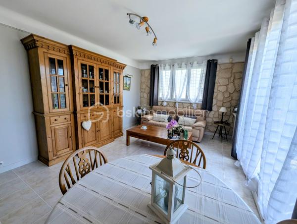 Dans le quartier prisé de l'Archevêché, venez découvrir cette charmante maison individuelle de 108m², édifiée sur une parcelle de 459m² très ensoleillée.

Au rez-de-chaussée, vous disposerez d'une chambre avec WC, d'une grande buanderie fonctionnelle et d'un vaste garage carrelé.
À l'étage, l'entrée vous guide vers une magnifique cuisine équipée et un séjour baigné de lumière. L'espace nuit se compose de deux grandes chambres supplémentaires, d'une salle d'eau et d'un WC.

Son atout majeur : un bel espace extérieur généreusement ensoleillé, idéal pour profiter pleinement des beaux jours en toute quiétude.

A visiter sans tarder !