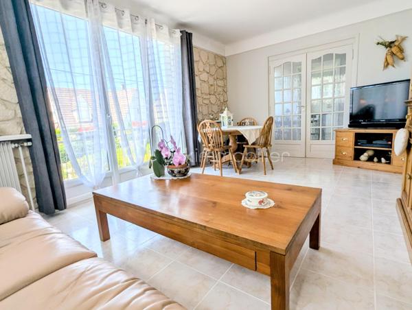 Dans le quartier prisé de l'Archevêché, venez découvrir cette charmante maison individuelle de 108m², édifiée sur une parcelle de 459m² très ensoleillée.

Au rez-de-chaussée, vous disposerez d'une chambre avec WC, d'une grande buanderie fonctionnelle et d'un vaste garage carrelé.
À l'étage, l'entrée vous guide vers une magnifique cuisine équipée et un séjour baigné de lumière. L'espace nuit se compose de deux grandes chambres supplémentaires, d'une salle d'eau et d'un WC.

Son atout majeur : un bel espace extérieur généreusement ensoleillé, idéal pour profiter pleinement des beaux jours en toute quiétude.

A visiter sans tarder !