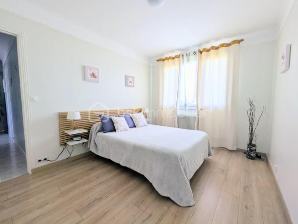 Dans le quartier prisé de l'Archevêché, venez découvrir cette charmante maison individuelle de 108m², édifiée sur une parcelle de 459m² très ensoleillée.

Au rez-de-chaussée, vous disposerez d'une chambre avec WC, d'une grande buanderie fonctionnelle et d'un vaste garage carrelé.
À l'étage, l'entrée vous guide vers une magnifique cuisine équipée et un séjour baigné de lumière. L'espace nuit se compose de deux grandes chambres supplémentaires, d'une salle d'eau et d'un WC.

Son atout majeur : un bel espace extérieur généreusement ensoleillé, idéal pour profiter pleinement des beaux jours en toute quiétude.

A visiter sans tarder !