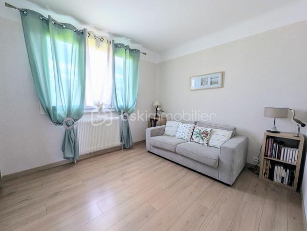 Dans le quartier prisé de l'Archevêché, venez découvrir cette charmante maison individuelle de 108m², édifiée sur une parcelle de 459m² très ensoleillée.

Au rez-de-chaussée, vous disposerez d'une chambre avec WC, d'une grande buanderie fonctionnelle et d'un vaste garage carrelé.
À l'étage, l'entrée vous guide vers une magnifique cuisine équipée et un séjour baigné de lumière. L'espace nuit se compose de deux grandes chambres supplémentaires, d'une salle d'eau et d'un WC.

Son atout majeur : un bel espace extérieur généreusement ensoleillé, idéal pour profiter pleinement des beaux jours en toute quiétude.

A visiter sans tarder !